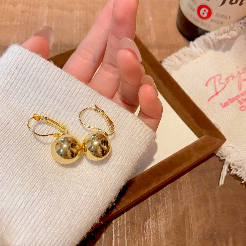 European and American metal round ear buckles, a niche design for women, with a fashionable and high-end feel, geometric earrings, and cold style earrings Specification drawing