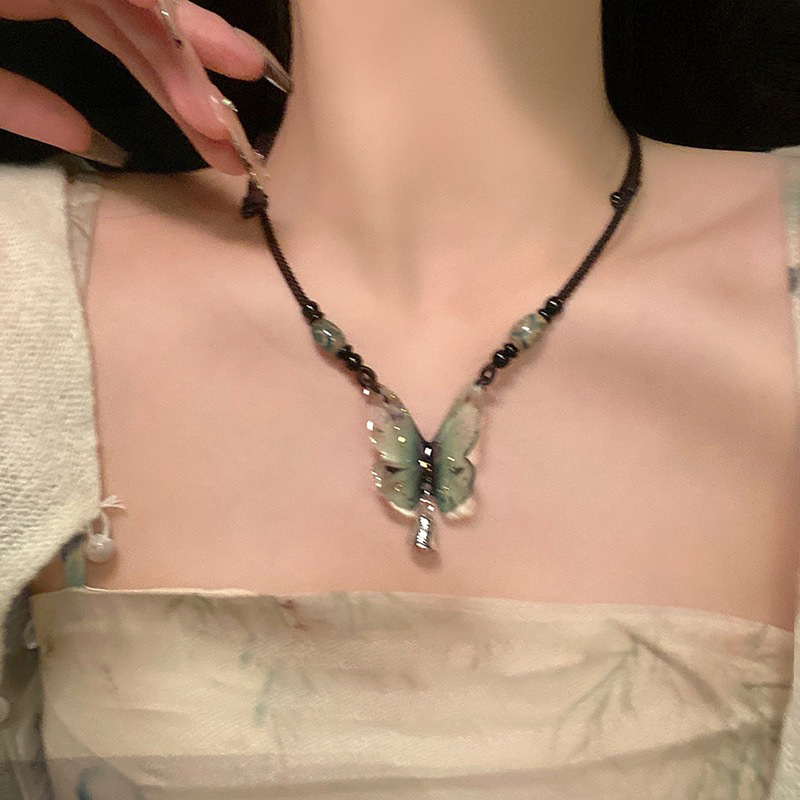 Butterfly Hunt ~ Pearl Weaving Butterfly Necklace for Women, a minority ethnic style accessory with a cold and ancient Zen-like collarbone chain Application Scenario