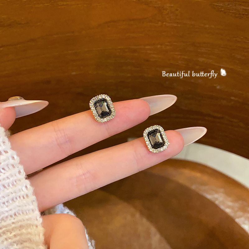 Black square zircon stud earrings with a cold and elegant design for women, a 2025 bestseller and stylish earrings wholesale full figure