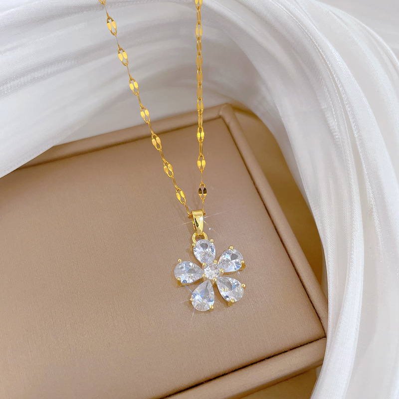 【 Titanium Steel 】 Five-petal flower, light luxury, luxurious, full diamond necklace, versatile collarbone chain for female Internet celebrities, titanium steel chain Application Scenario