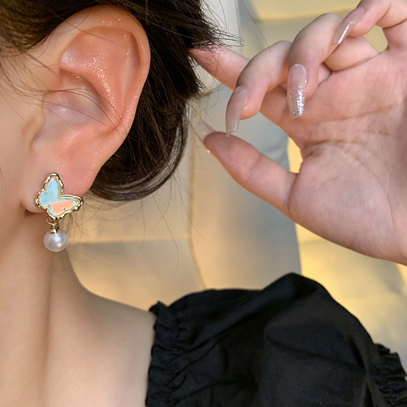Super ethereal butterfly pearl earrings, women's light luxury, niche and high-end feel, sweet and unique ear studs, best-selling earrings wholesale Application Scenario
