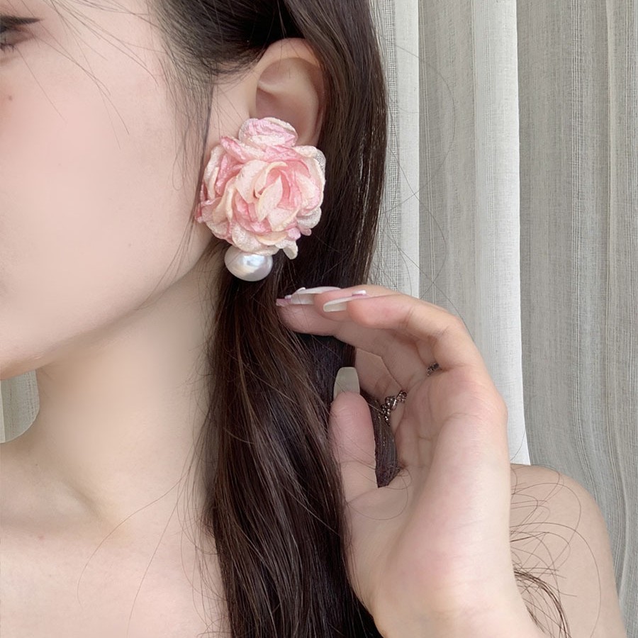 Summer super fairy-like gauze flower earrings, high-end women's earrings, 2025 new round and square face highlighting small stud earrings Application Scenario
