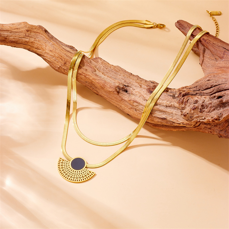 A cross-border fashion retro gold-plated blade chain double-layer stacked fan-shaped stainless steel pendant accessory necklace from Europe and America Specification drawing