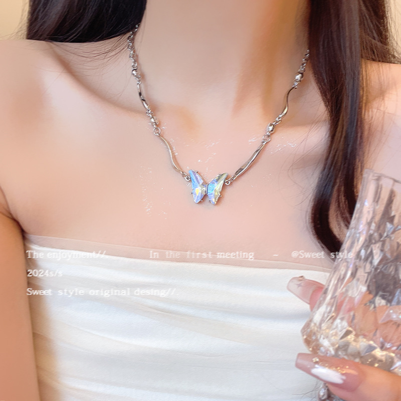 Gradient metal irregular butterfly necklace, a niche, light luxury, fashionable, sweet and cool, and sophisticated collarbone chain accessory for women Application Scenario