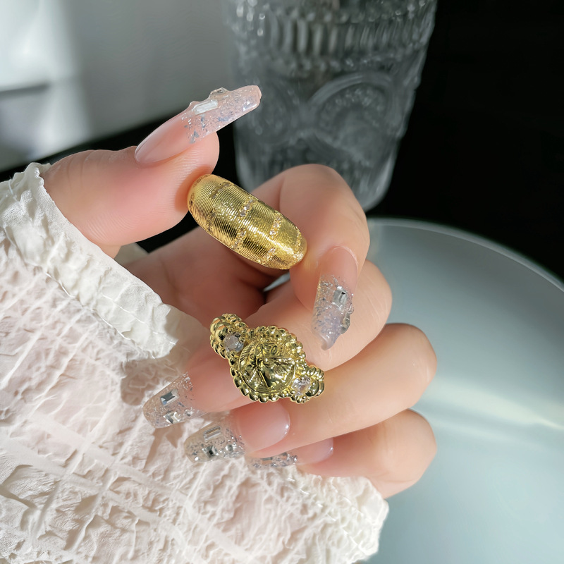A mid-style antique coin embossed female figure ring, a niche retro Italian brushed light luxury high-end index ring for women full figure
