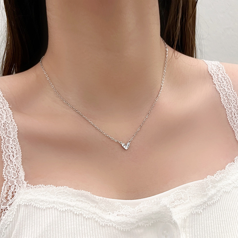 Simple zircon heart-shaped necklace for women, 2024 new bestseller, light luxury pendant, niche collarbone chain, versatile necklace accessory Application Scenario