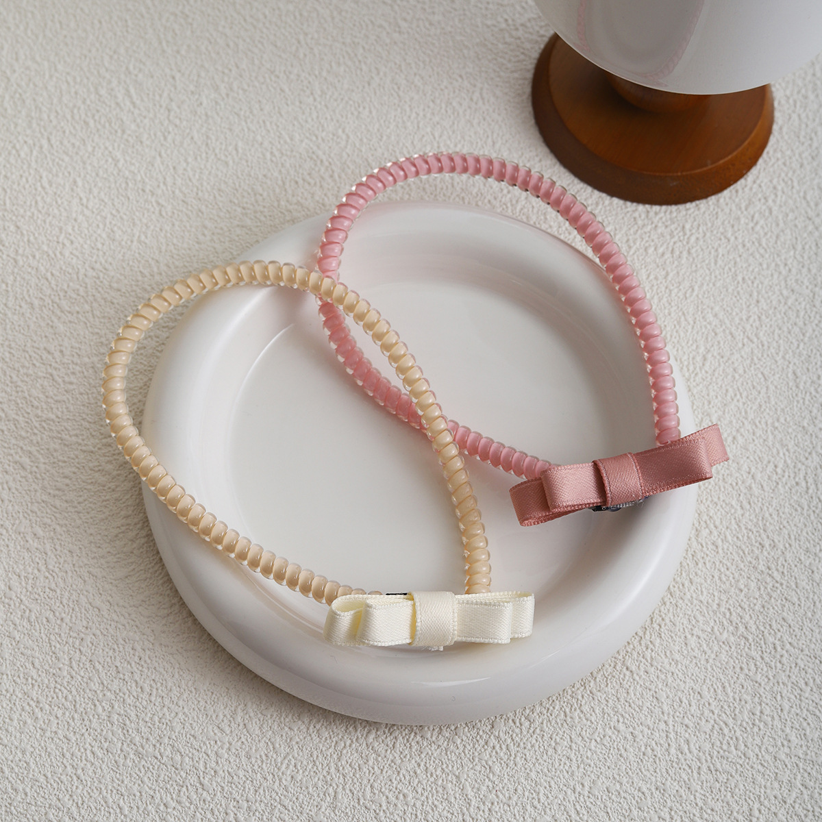 Telephone line hair tie, hair band, female atmosphere hair band, bow, ponytail hair tie, head rope, bracelet, dual-purpose necklace for tying hair Application Scenario