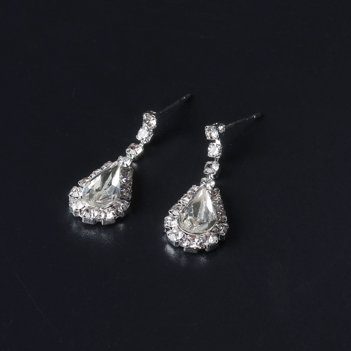 Korean-style fashionable and elegant sparkling diamond luxurious water drop bride set, bride accessories necklace earrings set N5644 Application Scenario