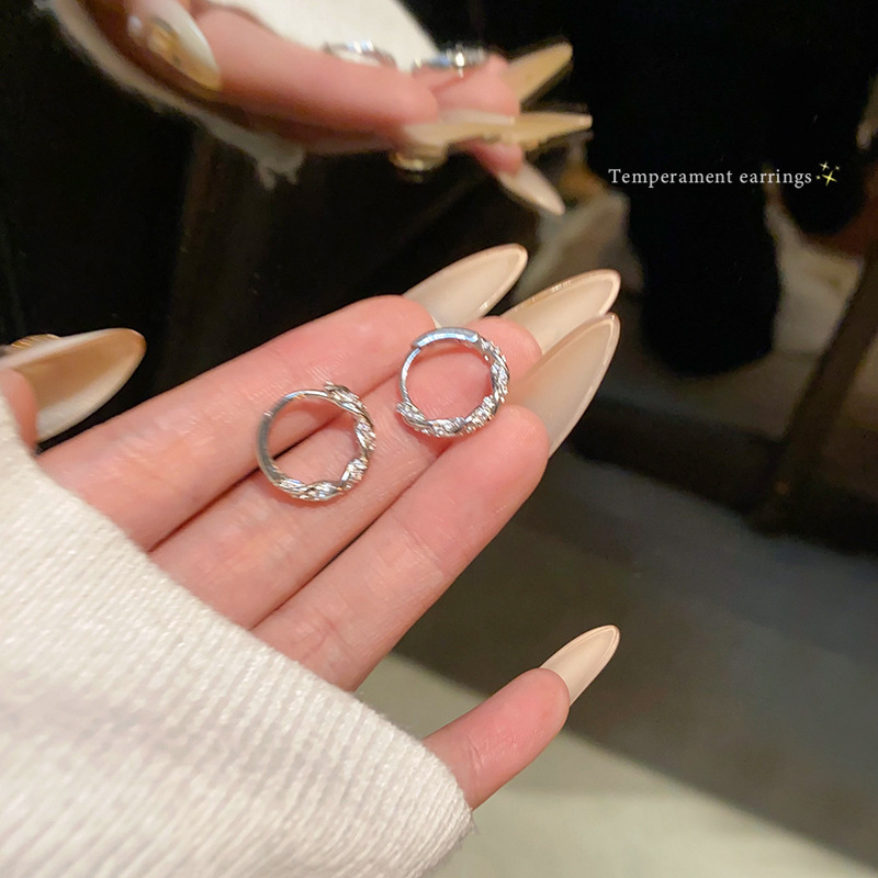 Full-diamond, super sparkling Mobius ear buckles for women, Korean-style cool and refreshing wavy twist circle earrings, a trendy and stylish accessory full figure