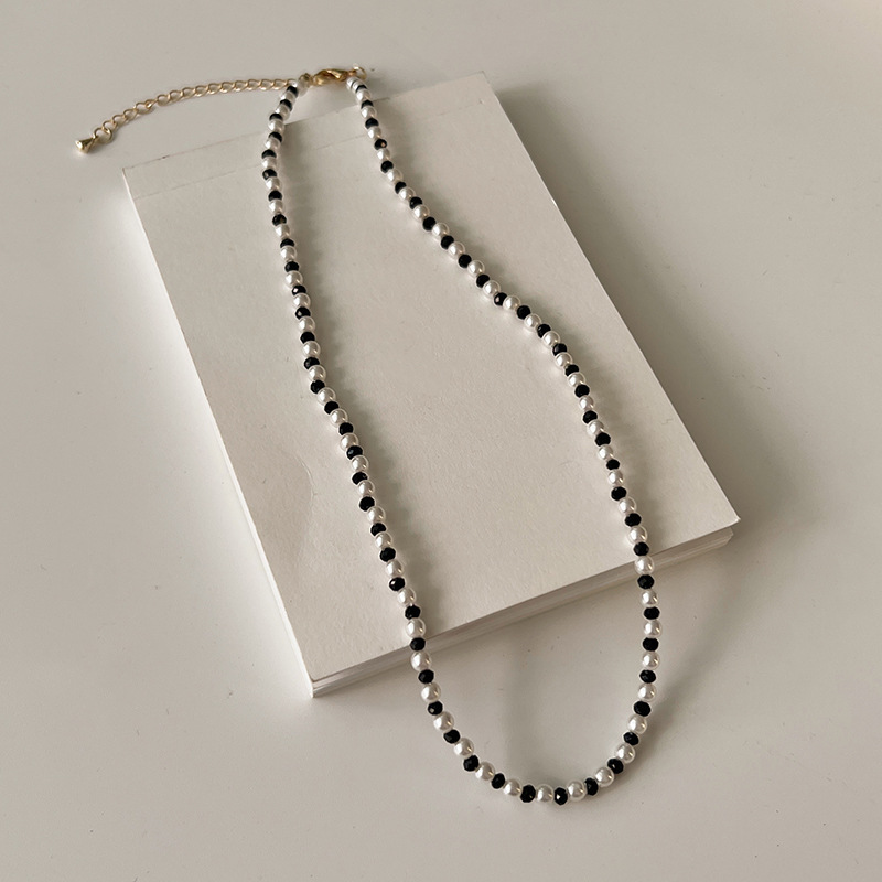 A high-end, niche, light luxury, gentle and simple black and white beaded necklace for women, a new 2024 trendy and popular collarbone necklace full figure