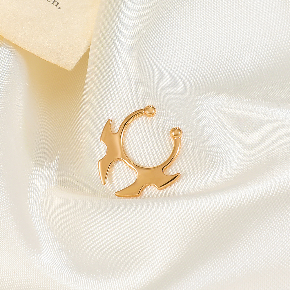 Cross-border perforation-free U-shaped horn nose clip fake nose accessory, European and American ins fashion geometric bat nose ring puncture accessory Application Scenario