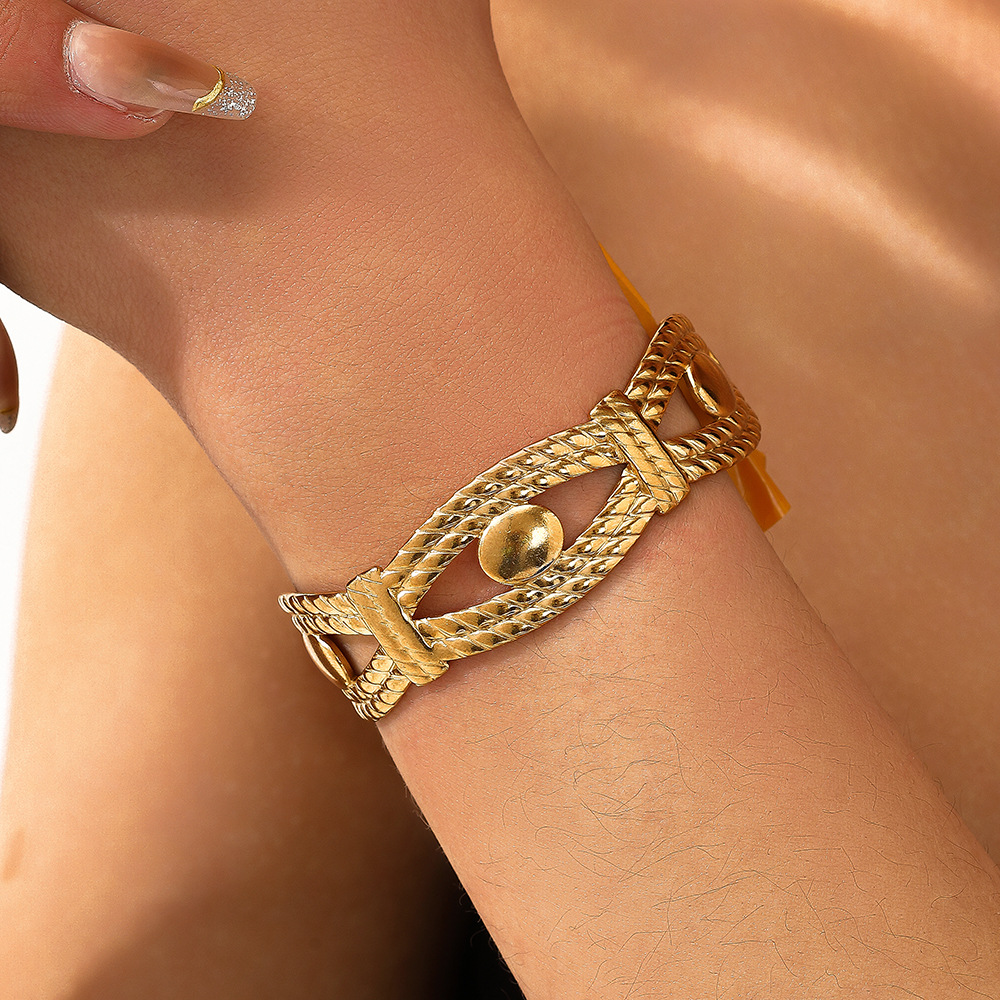 High-end cross-border electroplated bracelet for women, smooth surface, personalized opening, anti-allergy and color fading, original design that is popular in Europe and America full figure