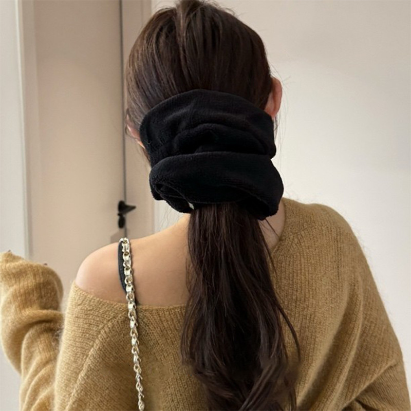 Extra-large towel hair tie, dry hair, large intestine hair tie, simple and elegant for women, autumn and winter bun head, pillow, plush hair tie and headwear Application Scenario