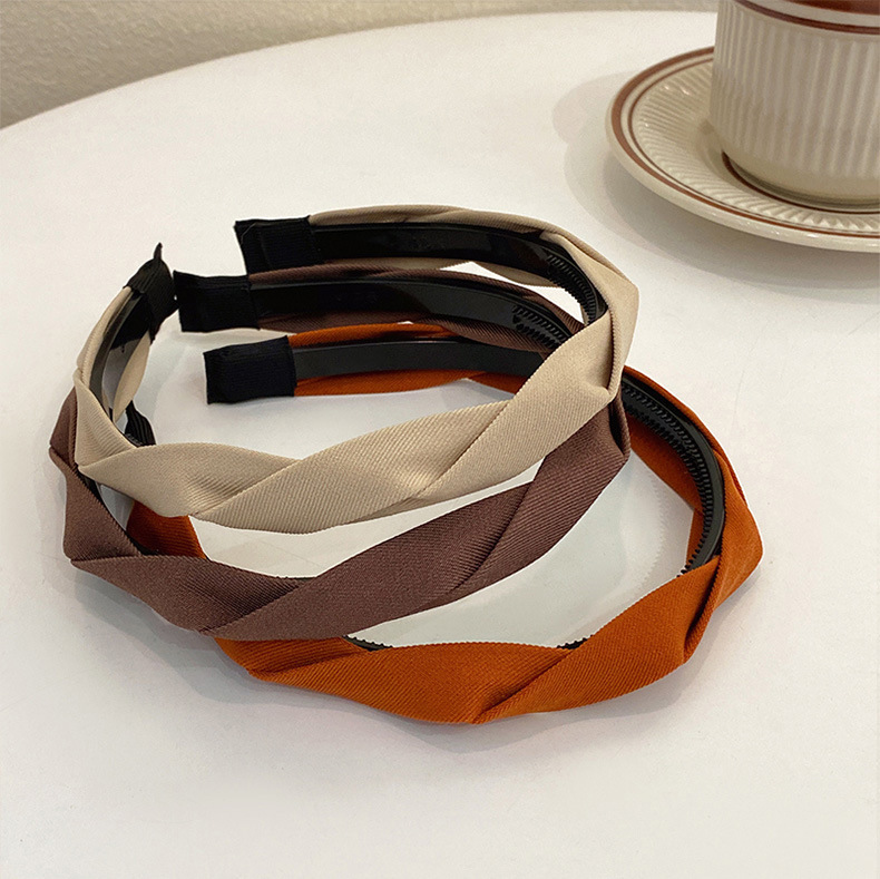 Korean style headband with teeth, anti-slip headband for autumn and winter, fabric woven braided elegant headband, bangs and broken hair clips Application Scenario