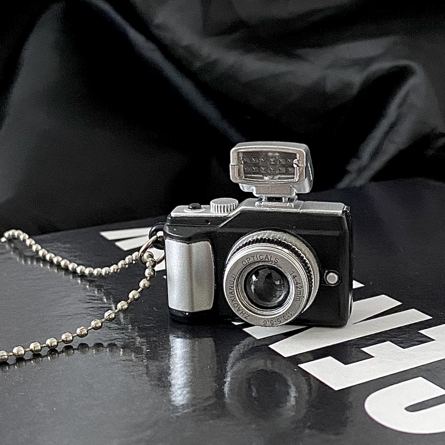 Hip-hop flash camera hoodie necklace, a long accessory for female Instagram influencers, retro, unique and versatile, a disco necklace Application Scenario