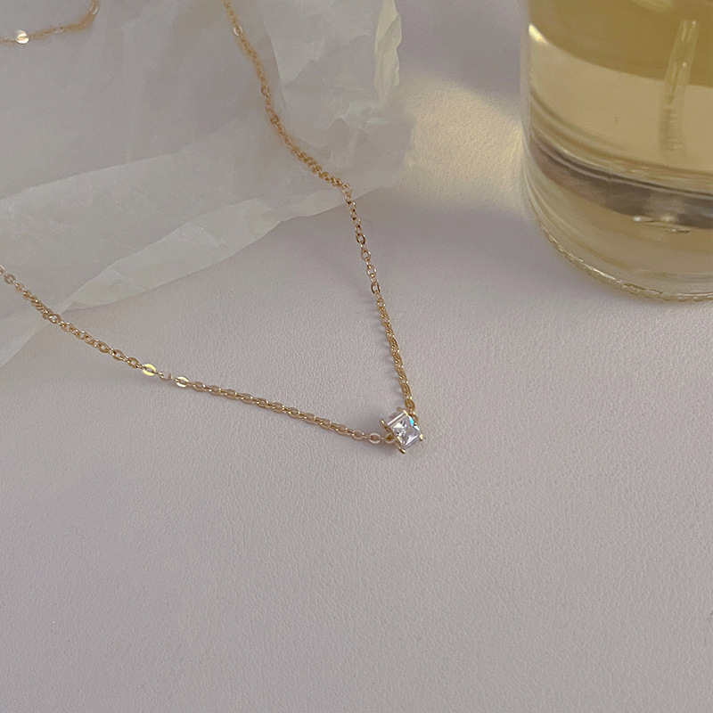 Xiaoman Yao Necklace 2024 New style, light luxury, niche, non-fading sweater chain, high-end and versatile design pendant for women details Picture