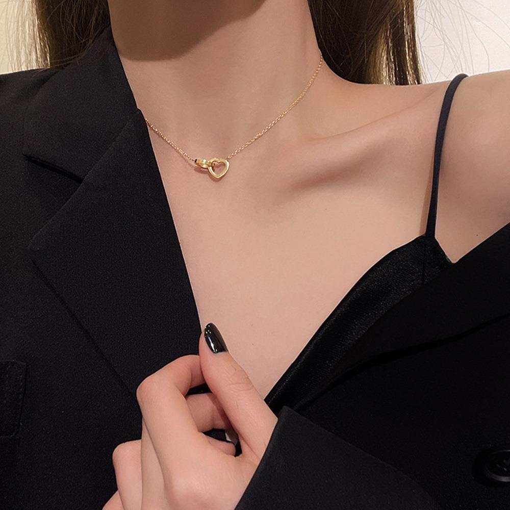 Heart-to-heart titanium steel necklace, a women's heart-shaped double-ring titanium steel collarbone chain with a niche design sense and light luxury collarbone chain Specification drawing