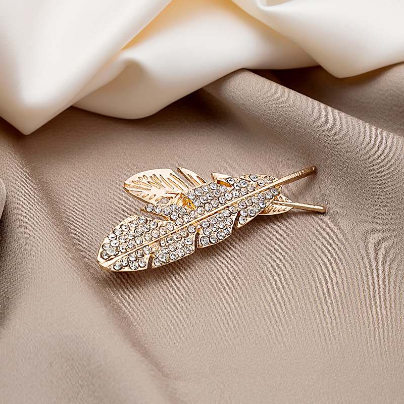 Korean wedding lapel pin, suit pin, brooch, simple badge accessory, diamond-encrusted leaf feather brooch, decorative pin details Picture
