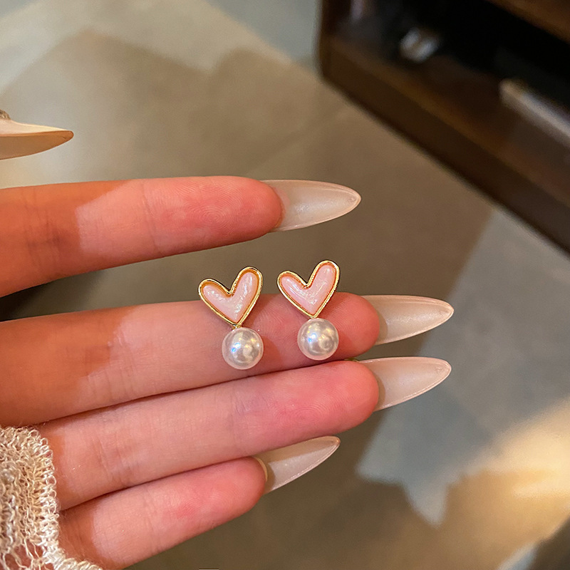 Pink heart-shaped pearl stud earrings for women, a new style of light luxury, niche design, simple earrings full figure