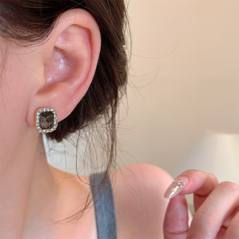 Black square zircon stud earrings with a cold and elegant design for women, a 2025 bestseller and stylish earrings wholesale Application Scenario