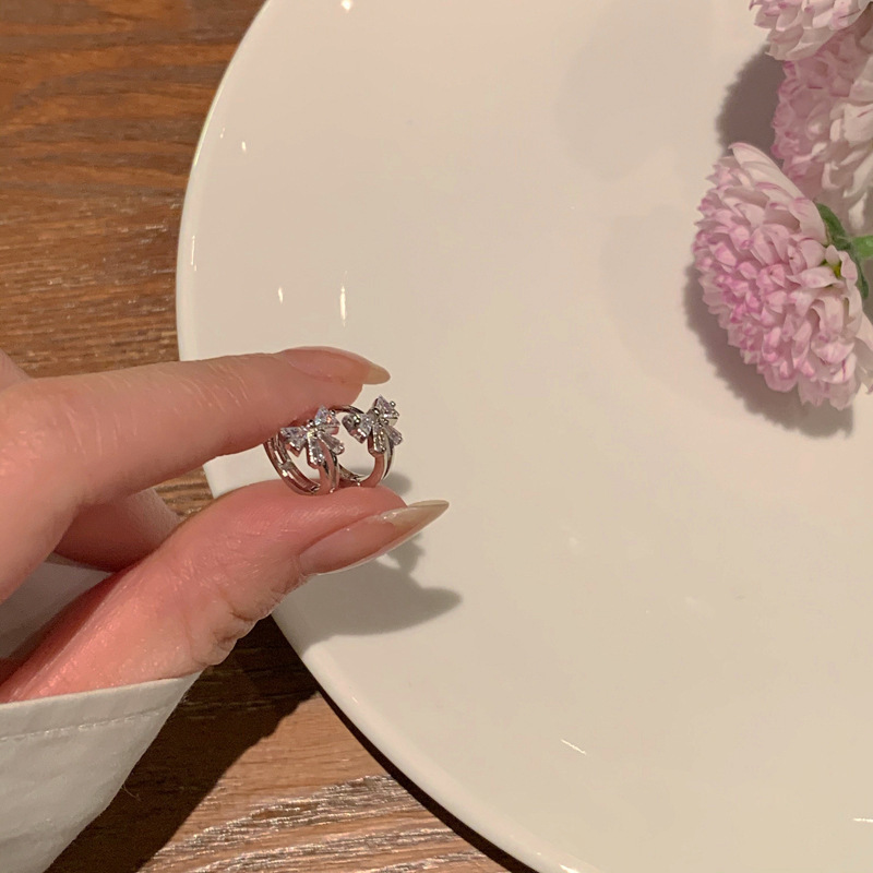 Exquisite full-diamond bow zircon ear buckles with an ins trendy design sense, simple and elegant fashion earrings, best-selling earrings full figure