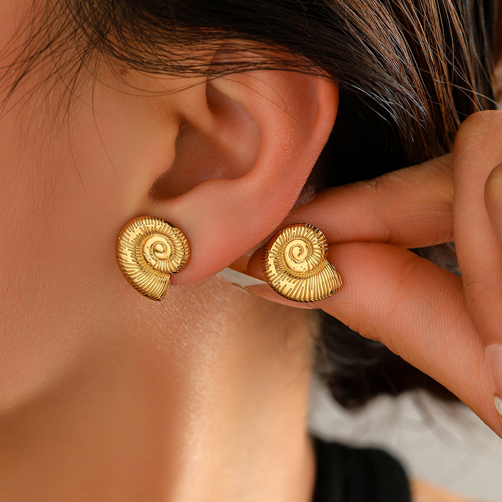 Instags-style European and American titanium steel plated with 18k gold water drop texture spiral stud earrings, asymmetrical color-preserving stainless steel earrings for women Specification drawing