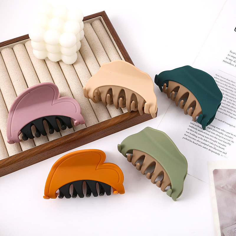 Wholesale small claw clip, shark clip at the back of the head, women's hair clip, autumn and winter niche design, high-end color two-tone triangular hair clip details Picture