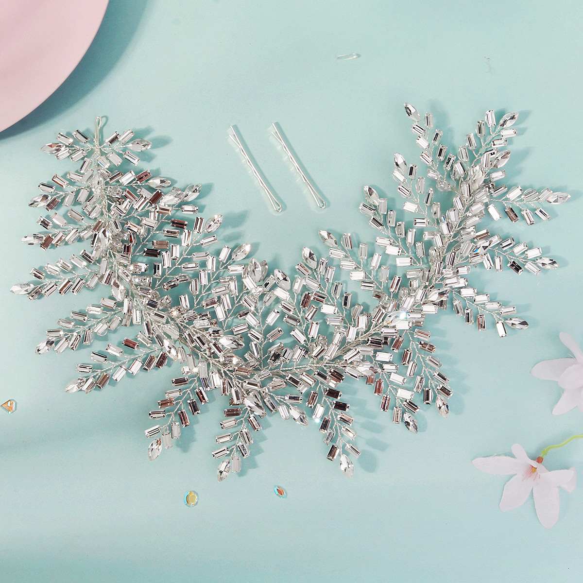 A niche, exaggerated and luxurious bridal headband, hand-wound thread, drill bit, performance, fashion show accessory, wedding banquet headwear details Picture