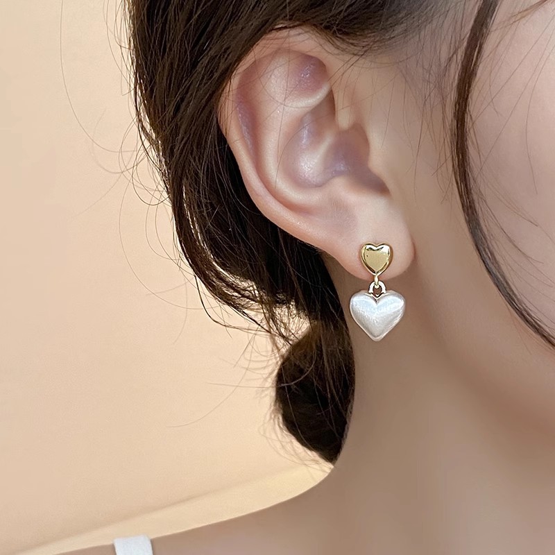 Double heart metal matte brushed stud earrings for women, a niche design with a high-end feel, a light luxury style, and golden earrings Application Scenario