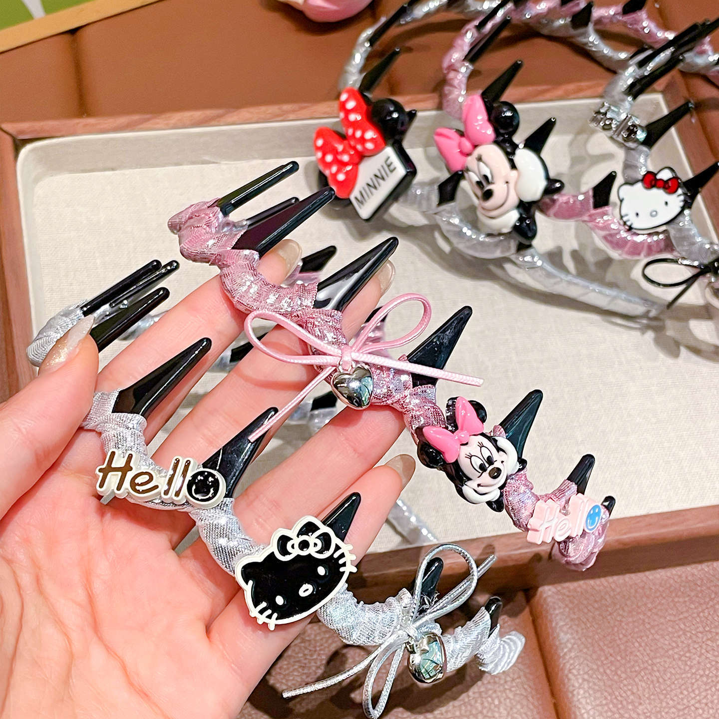 Children's cartoon kt cat hairband 2025 New style Girls' toothed anti-slip headband, a perfect tool for tying girls' bangs and breaking up hair Specification drawing