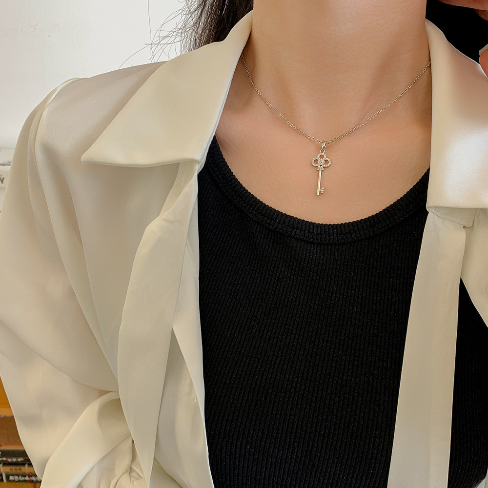 This is an InS-style personalized collarbone chain with a unique design sense. It's a simple and versatile titanium steel necklace for women Specification drawing