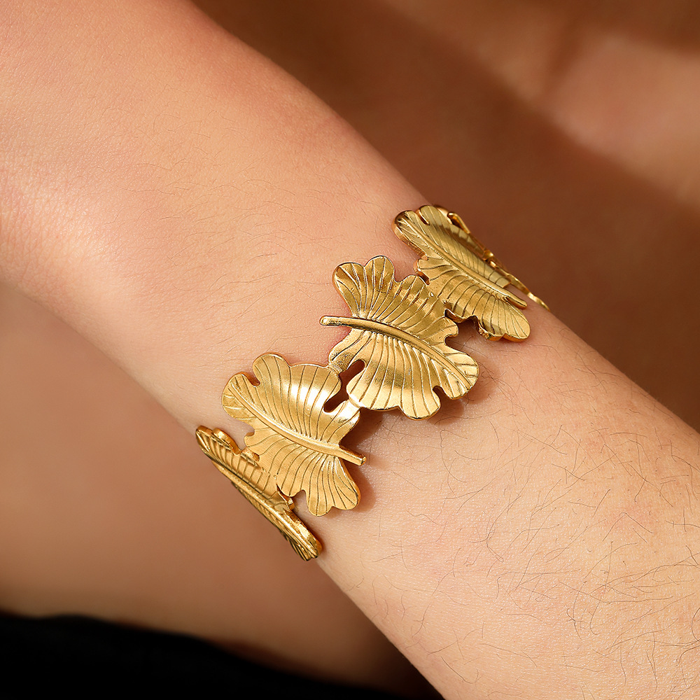 Cross-border bestseller women's open spring bracelet, electroplated with a high-end feel, titanium steel, ins glamorous surface, exaggerated European and American jewelry full figure