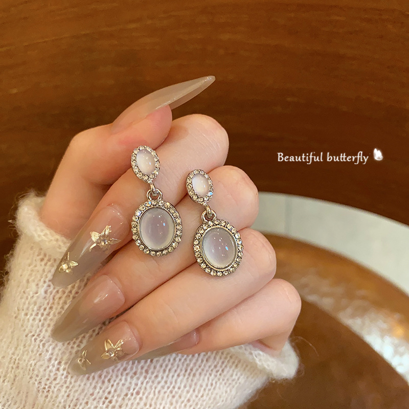 Korean-style sweet cat's eye oval earrings, a light luxury, niche and high-end look for women, diamond-encrusted stud earrings, a stylish and trendy earpiece full figure
