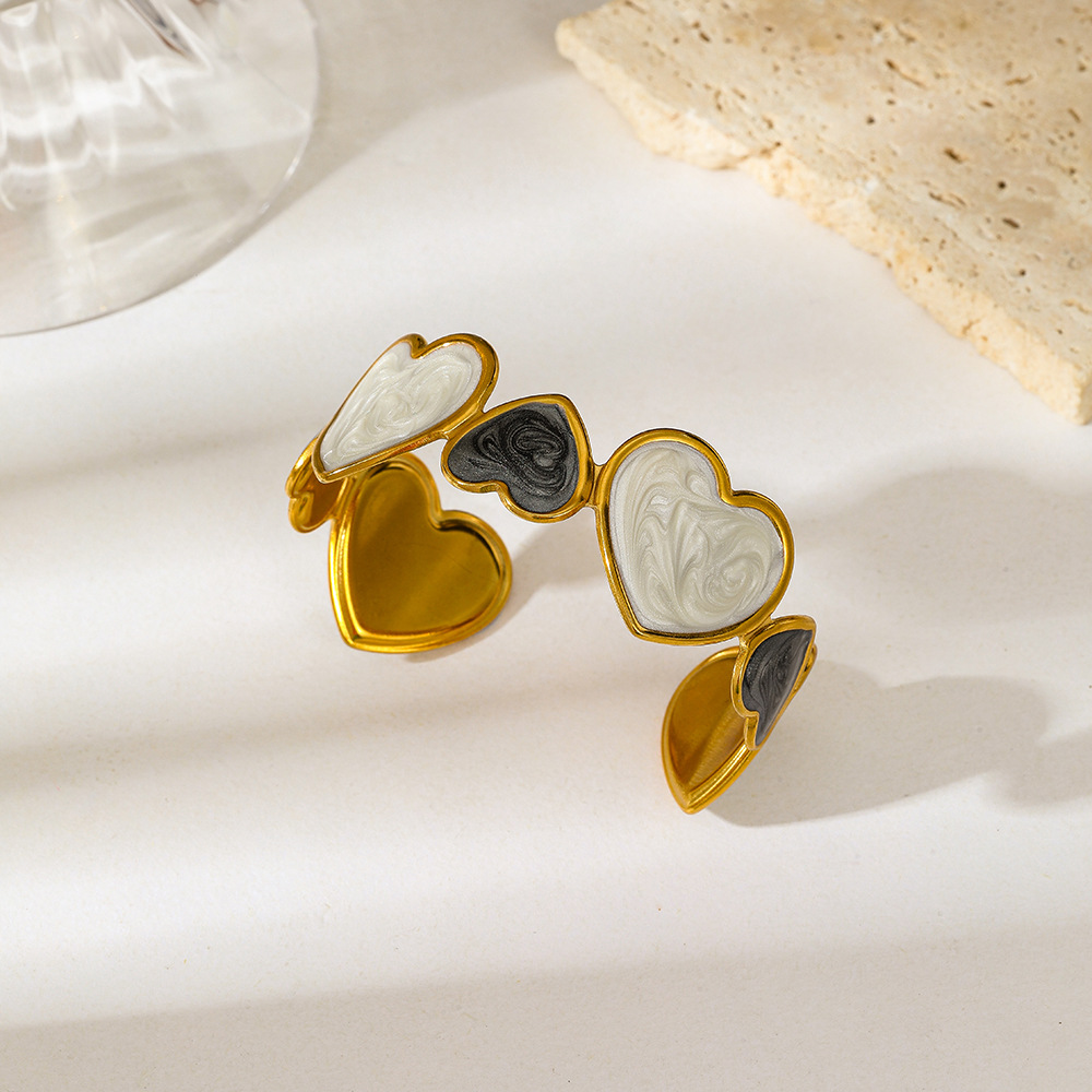 European and American exaggerated new stainless steel oil-dripping heart bracelet with a high-end feel, 18K gold plated open bracelet accessory wholesale Specification drawing