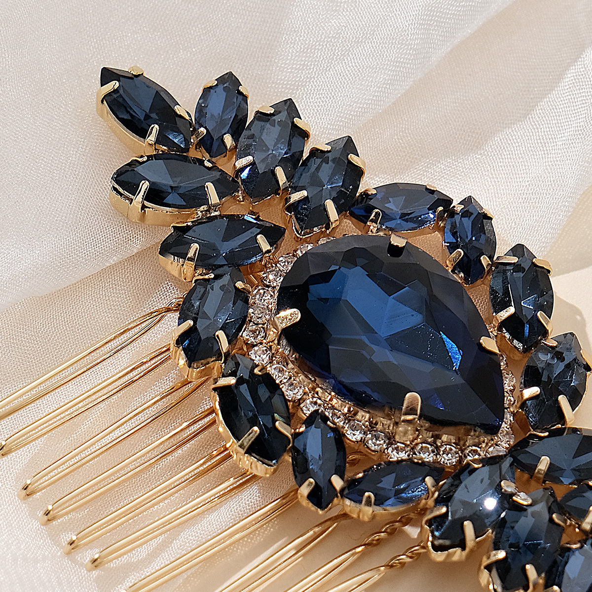 Cross-border ancient-style water diamond hair comb, wedding ball, retro diamond-encrusted hair accessory, wedding coil, hair accessory, bride's hair comb Application Scenario