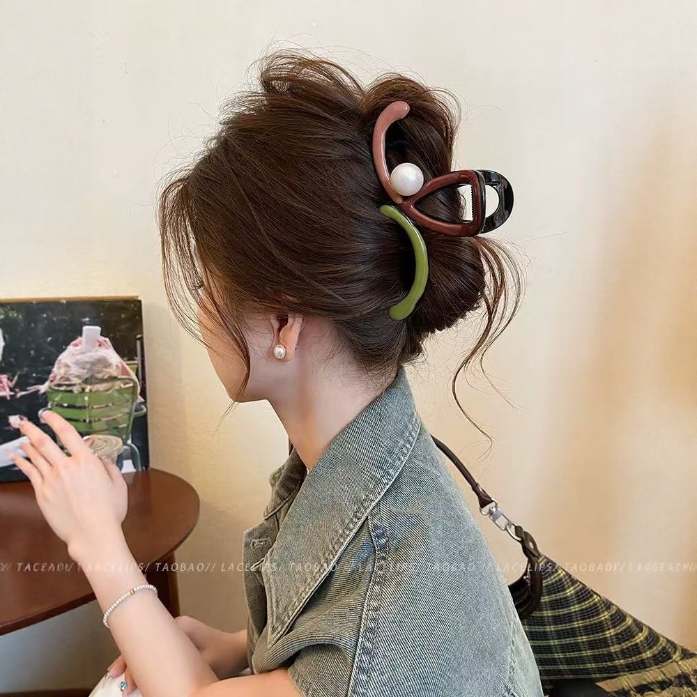 Irregular color-blocking large scratch-clip women's 2025 new style high-end back head hairpin, elegant shark clip hair accessory details Picture