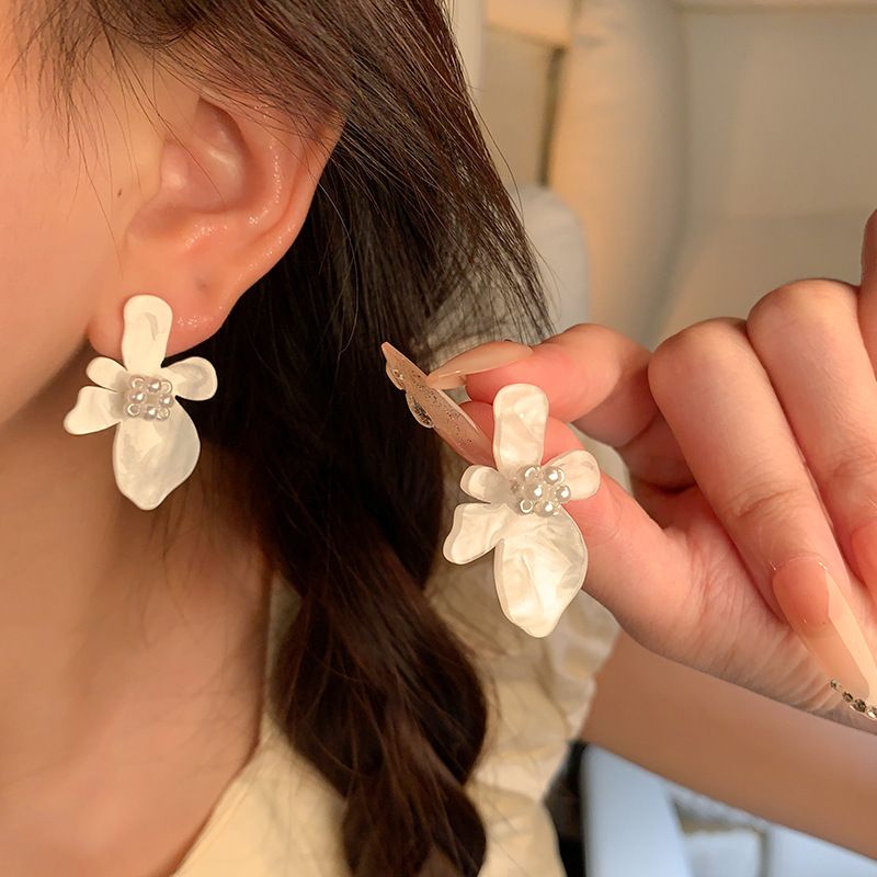 Super fairy-like French three-dimensional flower circle earrings for women, 2024 new pearl stud earrings, retro and niche design sense earrings full figure