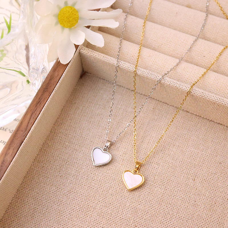 Elegant and individualistic, light luxury, heart-shaped pendant, titanium steel necklace, women's niche, versatile, internet-famous collarbone chain, fashionable double-sided accessory Application Scenario