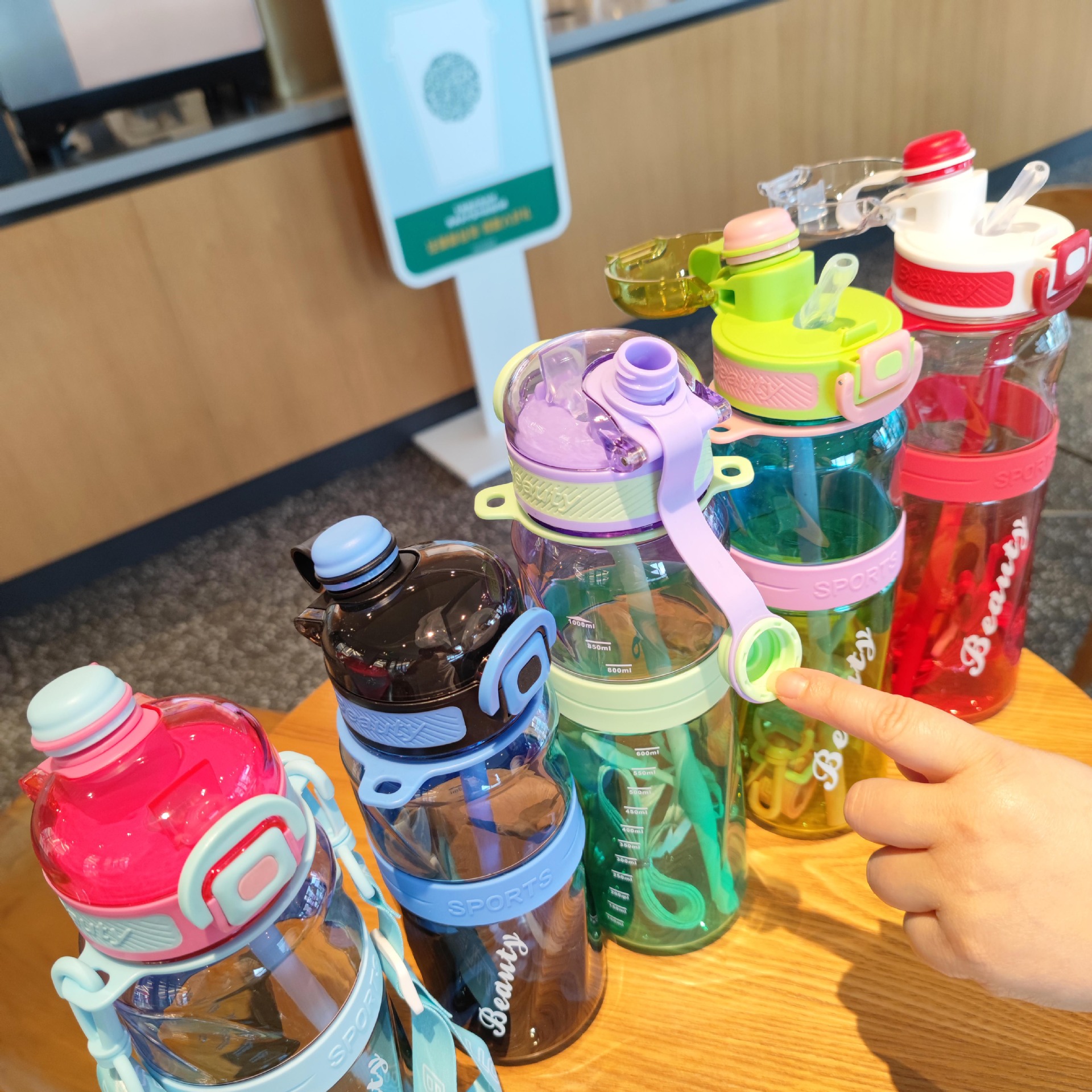 High appearance level, colorful double-drinking plastic water cup, portable shoulder strap, outdoor sports and leisure water bottle, adult student straw cup Specification drawing