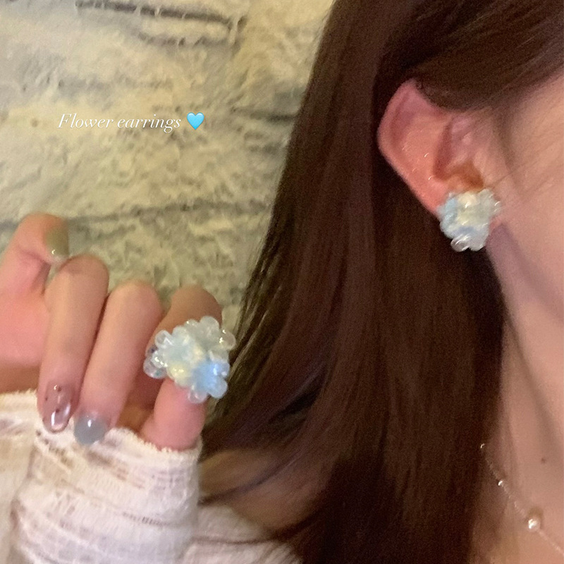 Summer clear blue, flower-patterned beaded earrings, light luxury and high-end style, elegant stud earrings, unique and beautiful earrings for women full figure