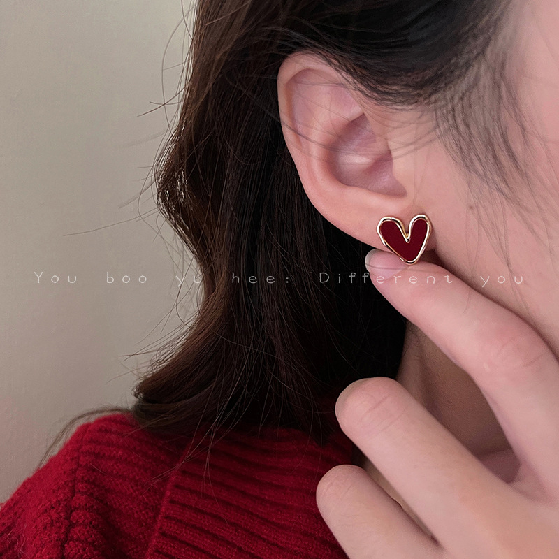 s925 Silver Needle Irregular oil-dripping heart-shaped earrings for women, French retro light luxury earrings, niche and simple style, stud earrings Application Scenario