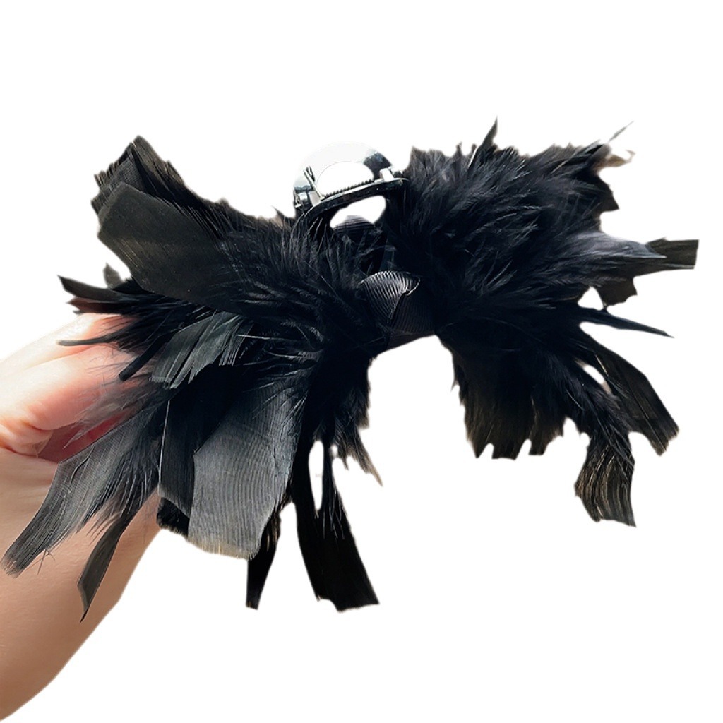 Feather grab clip, female ostrich hair clip, back of the head, autumn and winter hair accessory, high-end clip, 2023 new style, furry shark clip Item Picture