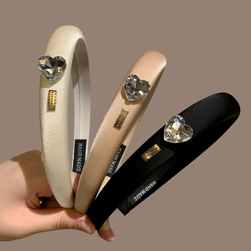 French retro heavy metal rhinestone heart-shaped black satin hair band for tall women on the top of the head, highlighting a small and high-end look on the face full figure