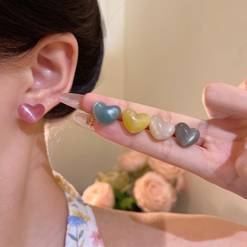 Dopamine-colored heart-shaped stud earrings for women, a light luxury, niche and high-end look, fashionable and versatile, and a wholesale of internet-famous earrings details Picture