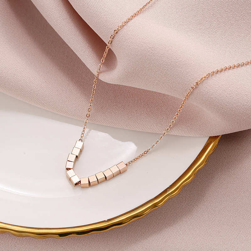 Simple and three-dimensional small square pendant, 18k rose gold, eight directions bringing wealth titanium steel necklace, female personality Internet celebrity collarbone chain Specification drawing