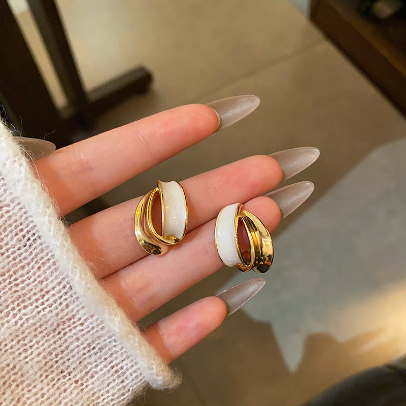 Retro Hong Kong-style white oil-dripping curved stud earrings, a trendy and high-end bestseller in 2025, elegant earrings for women full figure