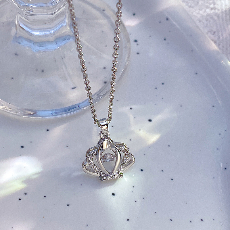 A new, dynamic crown pendant titanium steel necklace from Japan and South Korea, a niche, light luxury full-diamond collarbone chain for women on Instagram, a popular accessory Application Scenario