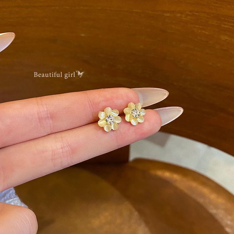 Exquisite and small flower-shaped cat's eye stone ear studs, a new bestseller in 2025, exuding a sense of high-end and light luxury, elegant earrings and earrings for women full figure