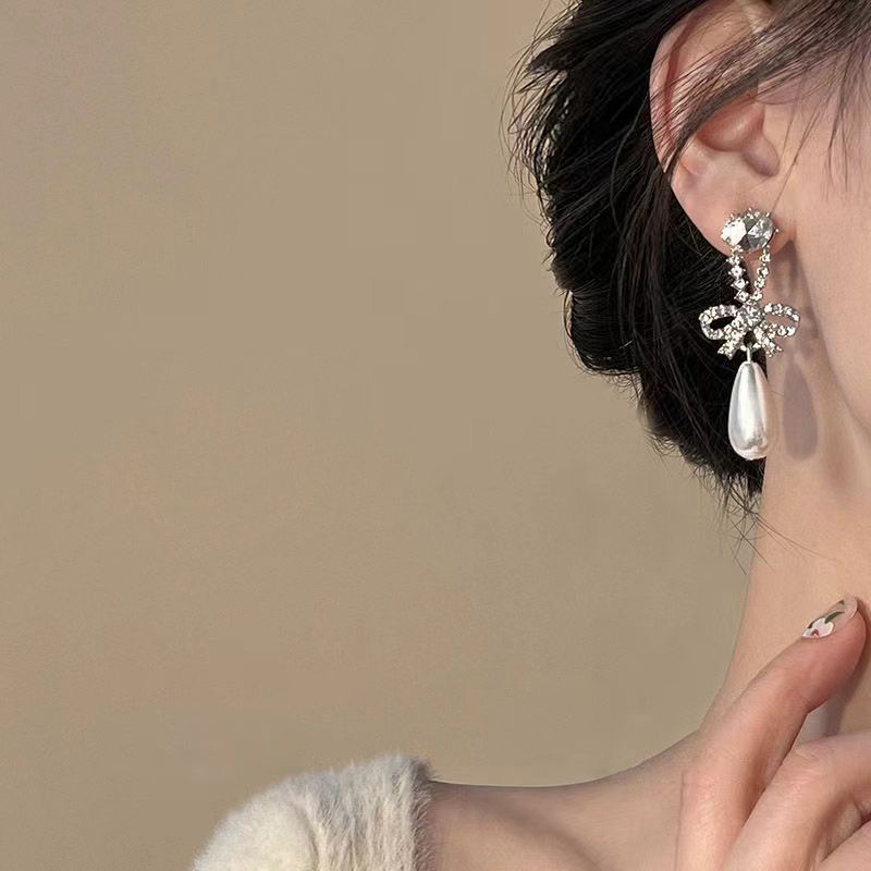 Silver needle butterfly stud earrings, pearl 2024 new light luxury earrings, French style, high-end and niche design earrings for women Application Scenario