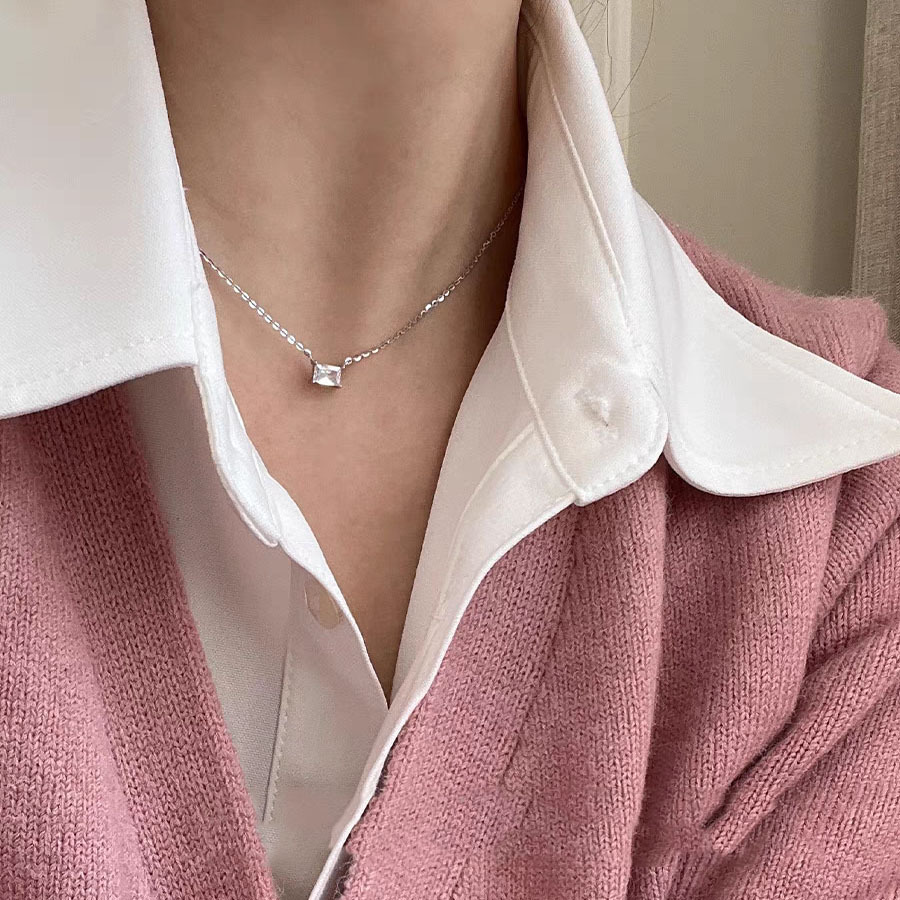 The heart-shaped zircon necklace is a sweet and light luxury necklace with an ins style for women. It features a niche design and is a popular collarbone chain that goes well with everything Specification drawing